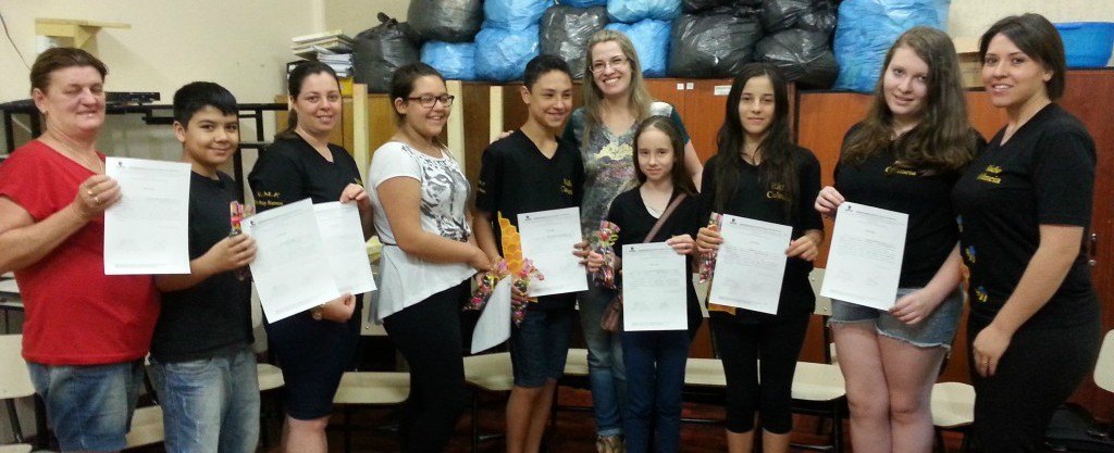 Alunos e professores envolvidos no projeto recebem certificado